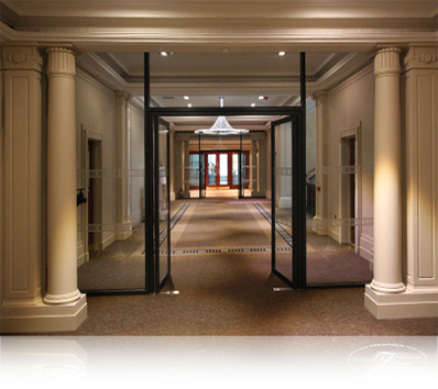 Перегородки противопожарные в холле гостиницы